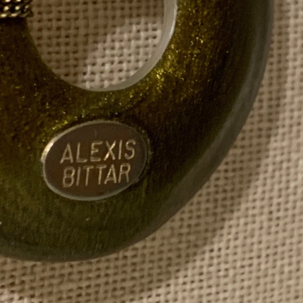 ALEXIS BITTAR Pendant Silver/White Carved Lucite Circle Gold Tone Chain Vintage - Picture 7 of 7